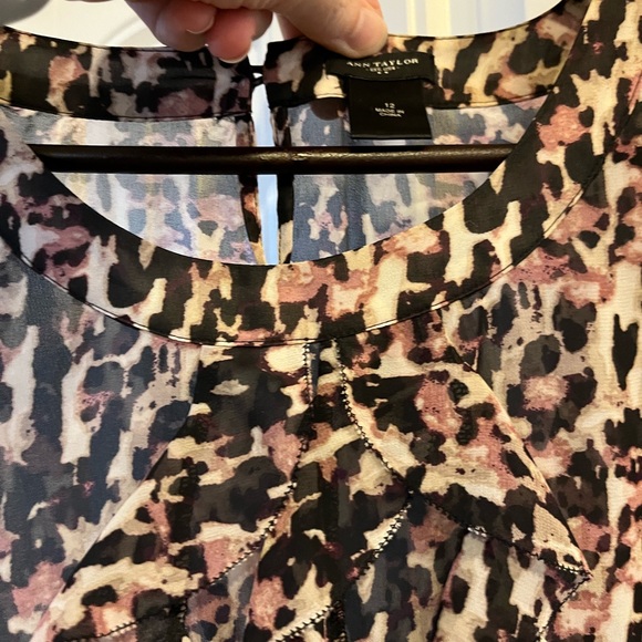 Size 10 (tag says 12) Anne Klein blouse fits smaller - Picture 2 of 3